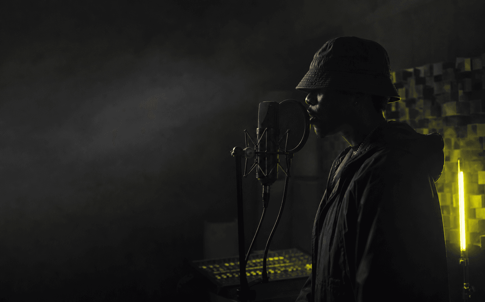 Rapper merekam vokal di studio gelap